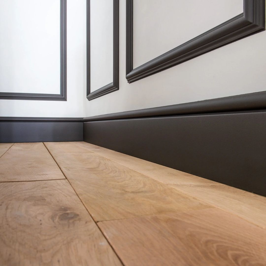 Plintă FL4 pentru interior – profil decorativ negru, stil clasic, din duropolimer