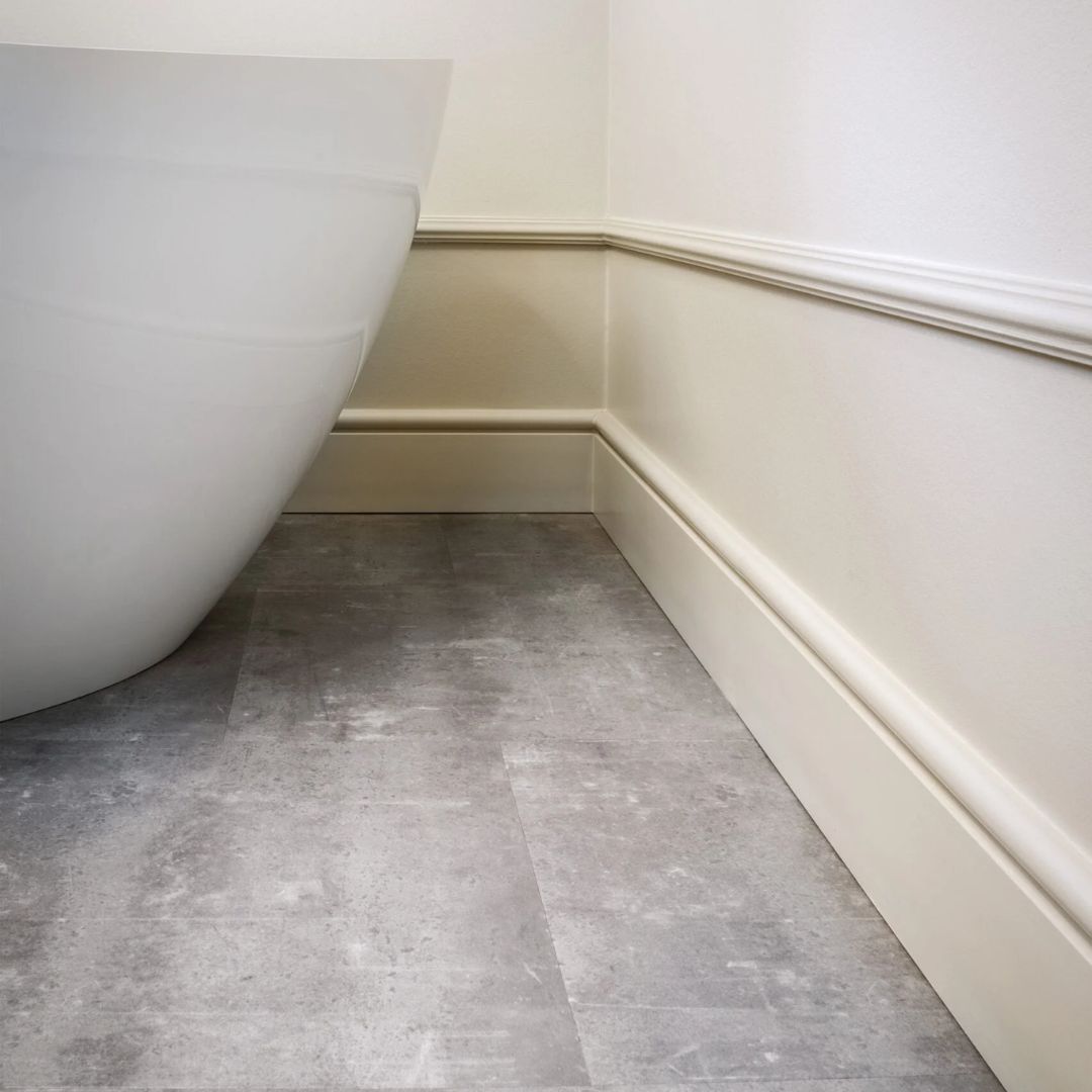 Plintă decorativă FL4 din duropolimer alb – 15x2x200 cm, montată la baza peretelui